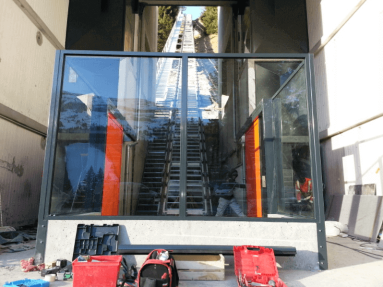 Développement et installation de façades de quai de métros pour l'ascenseur incliné de Flaine par Portalp Railway