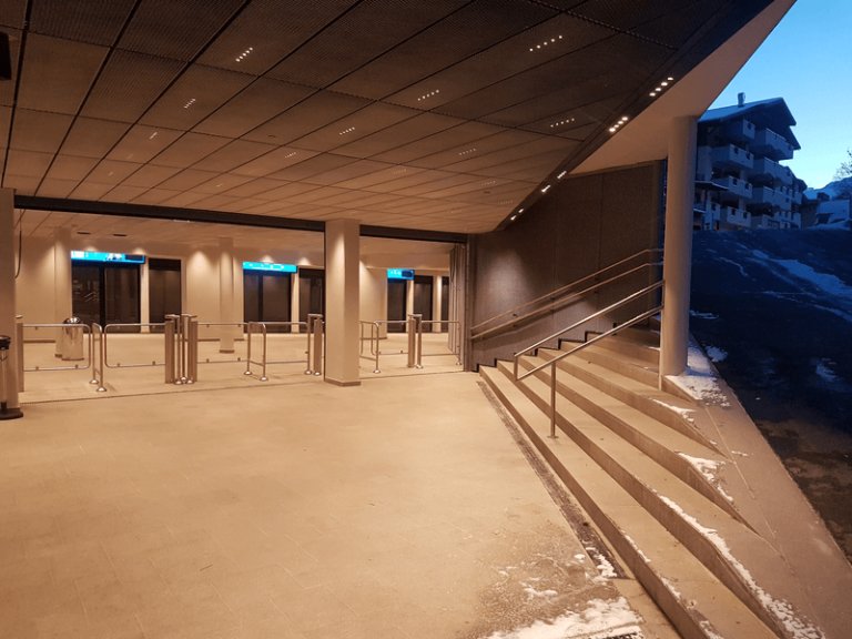 Station de ski de Serfaus et son mini métro, station équipée de façades de quais Portalp Railway