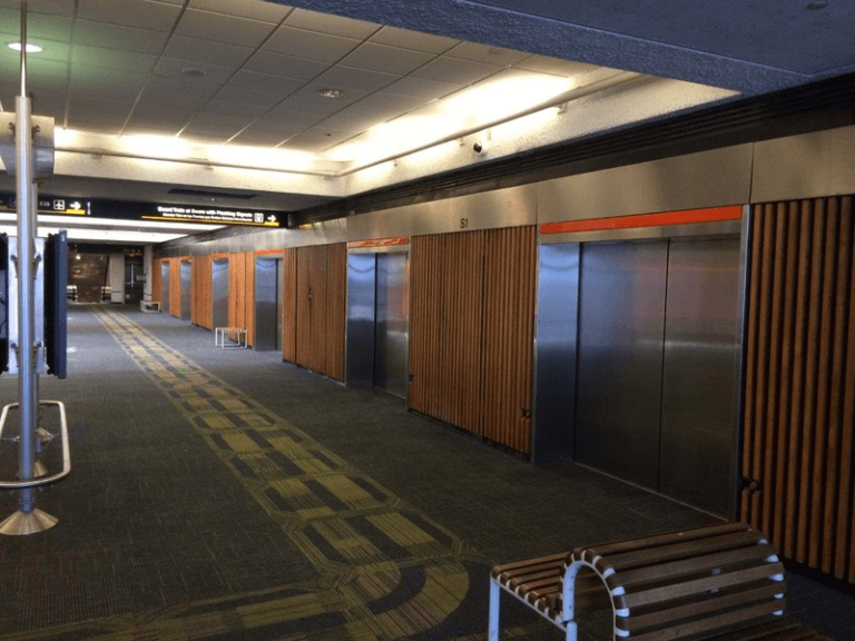 Façades de quai portes fermées Portalp Railway du mini métro de l'aéroport de Miami