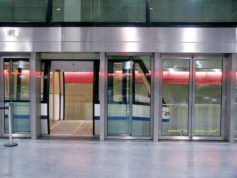 Façades de quai Portalp Railway de l'aéroport de Zurich et son mini métro