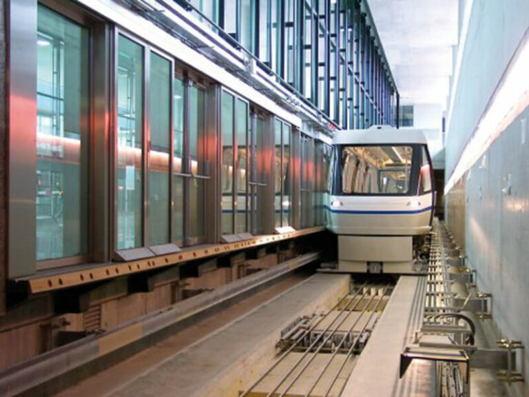 Façades de quai Portalp Railway de l'aéroport de Zurich et son mini métro vue par la voie